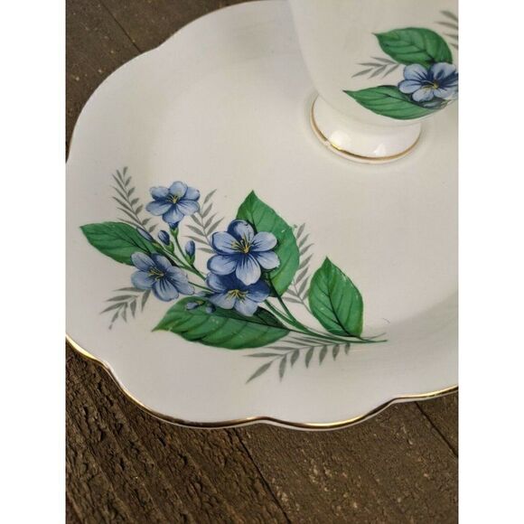 Windsor Bone Chine Tea cup and saucer, snack plate Blue flowers gold rim - Picture 7 of 10